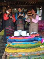 Making high-quality traditional bandeng (tunics) for sale in Lhasa.